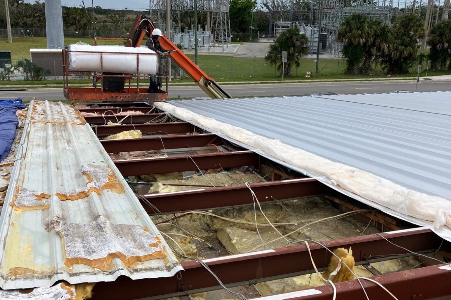 Medium shot men working together<br />